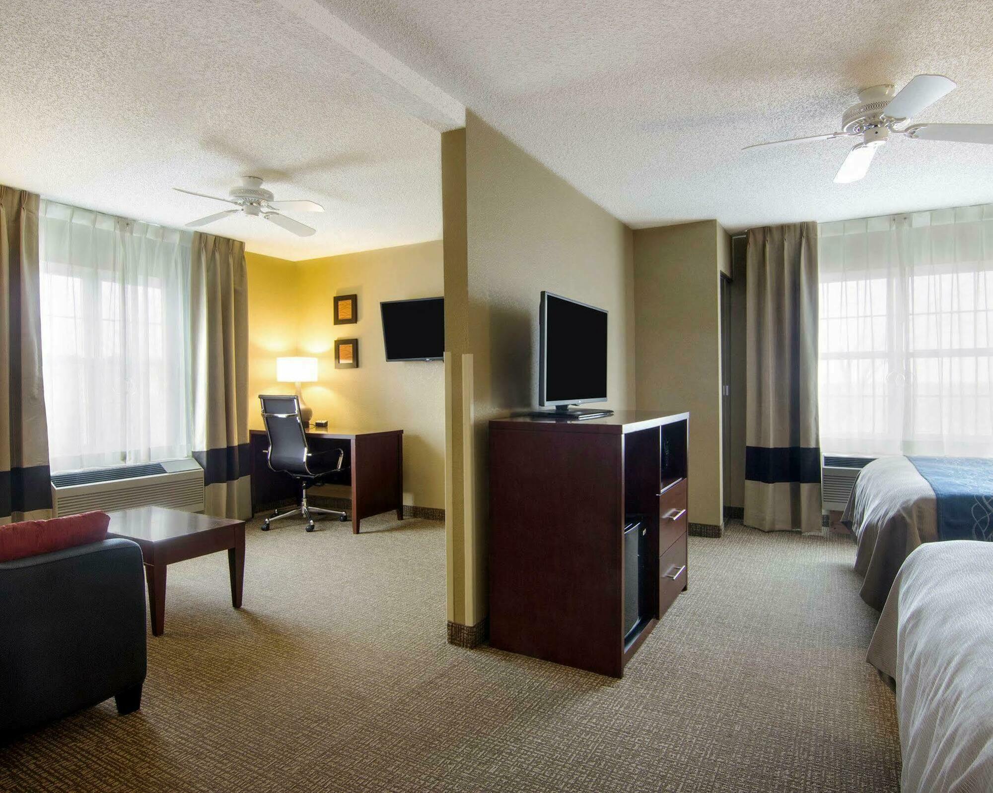 Comfort Inn & Suites Grafton-Cedarburg Εξωτερικό φωτογραφία